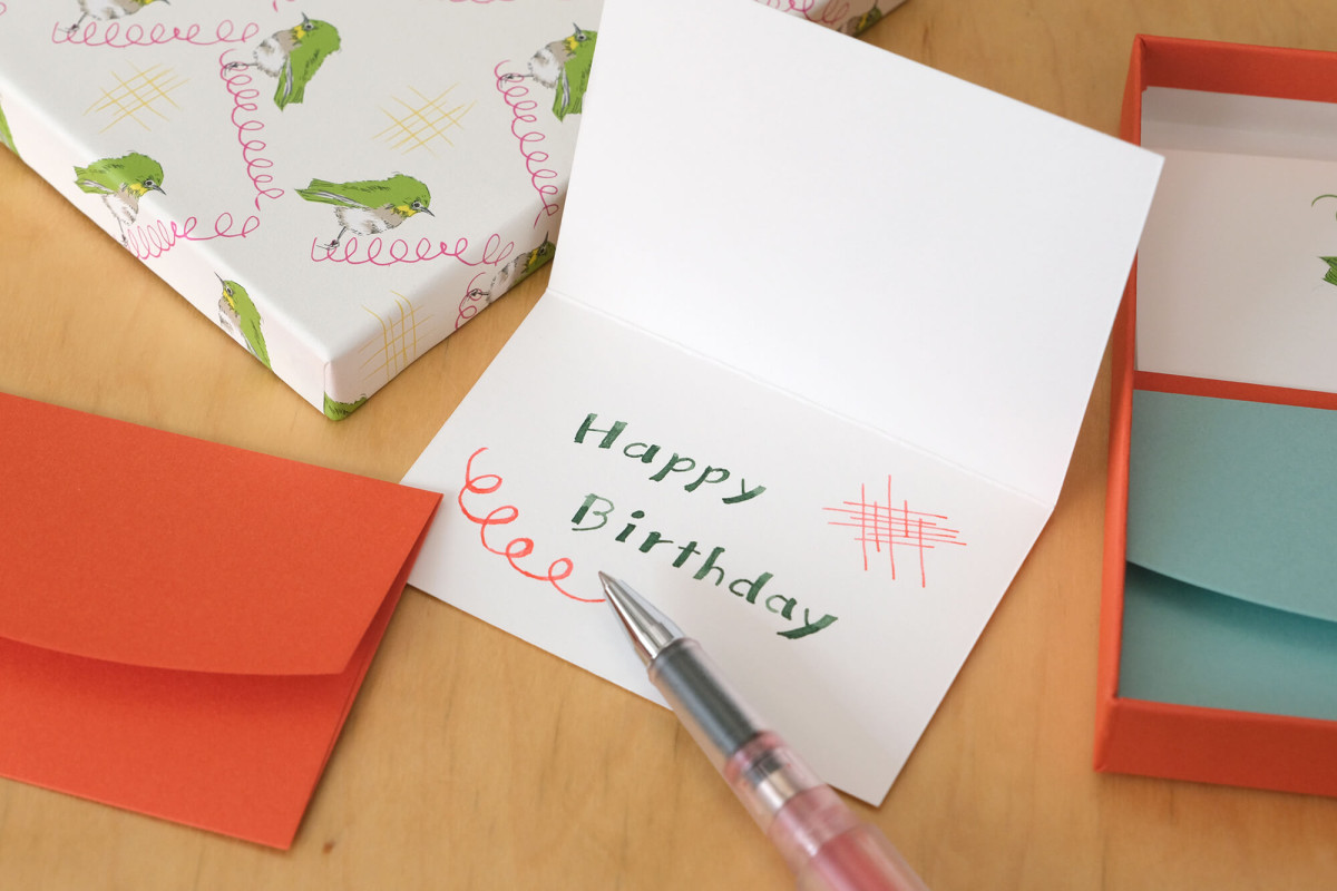 贈る人の顔を思いうかべながらメッセージカードを選ぶ